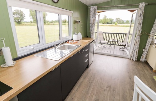 Bretforton Cottage | COTSWOLD VIEW 1, pet friendly, with hot tub in Honeybourne