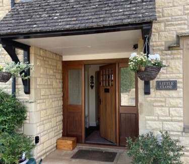Bourton Maison | Cotswolds Luxury House in Central Bourton Large Sleeps 2-11. Pet Friendly.