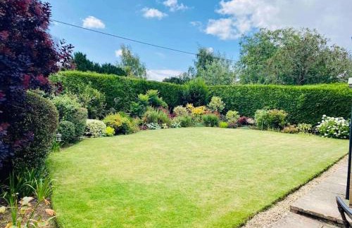Bourton Maison | Cotswolds Luxury House in Central Bourton Large Sleeps 2-11. Pet Friendly.