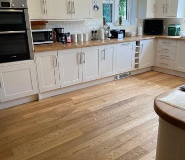 Bourton Maison | Cotswolds Luxury House in Central Bourton Large Sleeps 2-11. Pet Friendly.