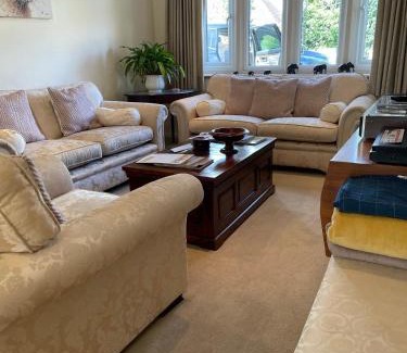 Bourton Maison | Cotswolds Luxury House in Central Bourton Large Sleeps 2-11. Pet Friendly.
