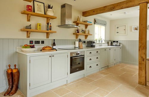 Ampney Crucis Maison | Cotswolds One Bedroom Barn Conversion near Bibury with private garden & terrace