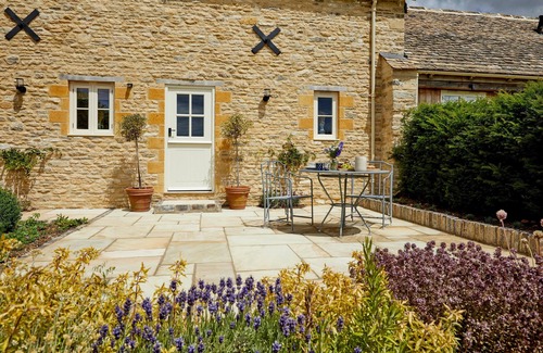 Ampney Crucis Maison | Cotswolds One Bedroom Barn Conversion near Bibury with private garden & terrace