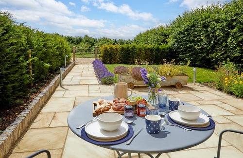 Ampney Crucis Maison | Cotswolds One Bedroom Barn Conversion near Bibury with private garden & terrace