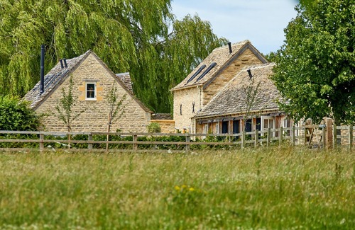 Ampney Crucis Maison | Cotswolds One Bedroom Barn Conversion near Bibury with private garden & terrace