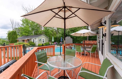 Weirs Beach Cabine | Cottage 10 Summary: S