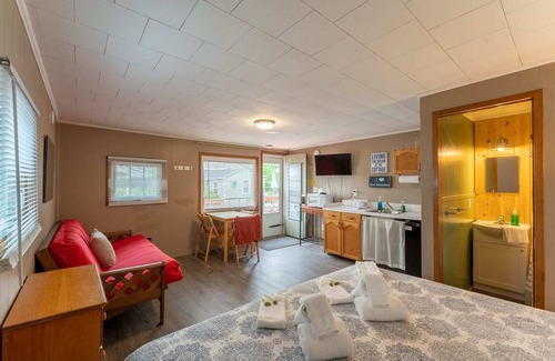 Weirs Beach Cabine | Cottage 10 Summary: S