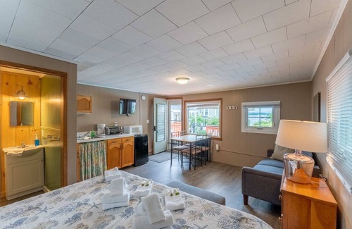 Weirs Beach Cabine | Cottage 11 Summary: T