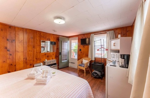 Weirs Beach Cabine | Cottage 14 Summary: A