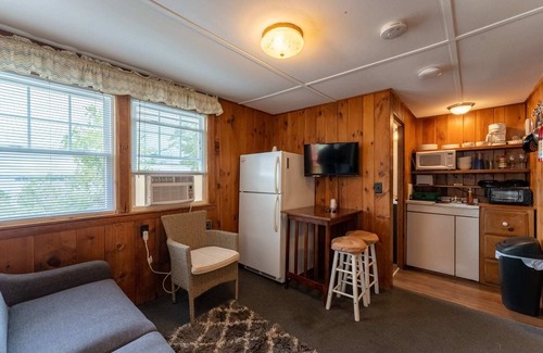 Weirs Beach Cabine | Cottage 16 Summary: T