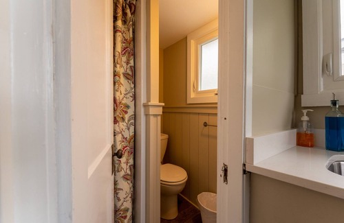 Weirs Beach Cabine | Cottage 2 Summary: Th