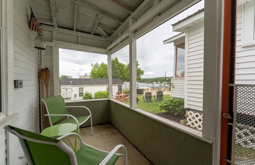 Weirs Beach Cabine | Cottage 3 Summary: Co