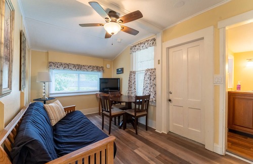 Weirs Beach Cabine | Cottage 3 Summary: Co