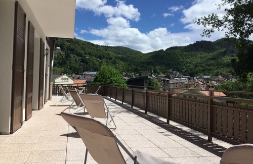 Ax-les-Thermes Appartement | gite 4****300 m village terrasse 100 m²-parking privé-wifi- barbecue