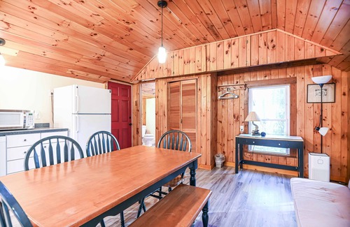 South Sanford Cabine | Cottage by the Pond – The Perfect Cozy Escape! Great for Couples and Families