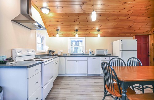South Sanford Cabine | Cottage by the Pond – The Perfect Cozy Escape! Great for Couples and Families