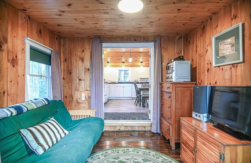 South Sanford Cabine | Cottage by the Pond – The Perfect Cozy Escape! Great for Couples and Families