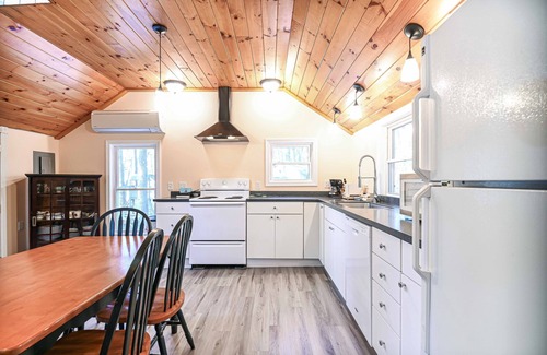South Sanford Cabine | Cottage by the Pond – The Perfect Cozy Escape! Great for Couples and Families