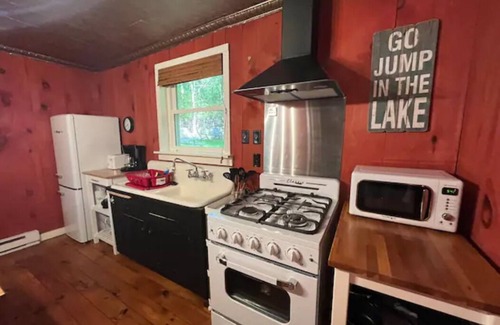 Lake Harmony Cottage | Cottage Close to Lake w Fireplace/FirePit/Wildlife
