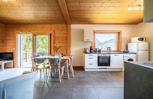 Chatillon-sur-Cluses Cottage | Maison "Côté Source" avec vue sur le lac, terrasse privée et Wi-Fi