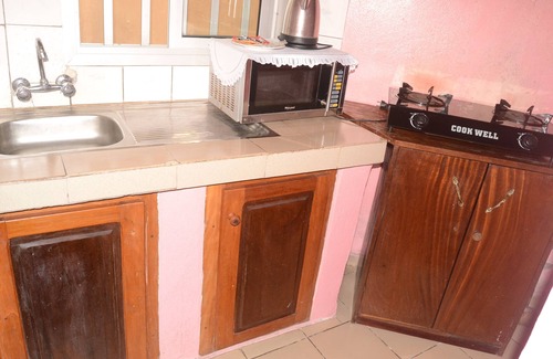 Kribi Cottage | Cottage pour 2 personnes Salon + Cuisine