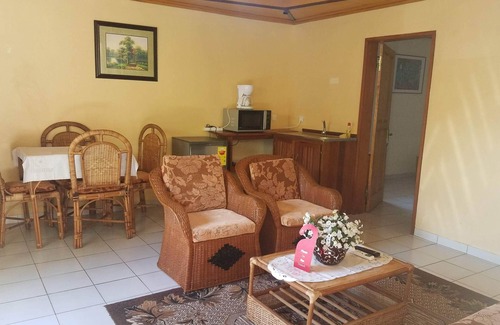 Kribi Cottage | Cottage pour 2 personnes Salon + Cuisine