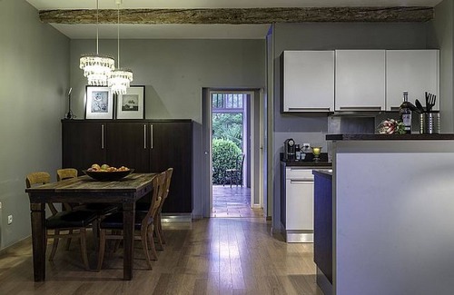 Villesiscle Cottage | Gite pour 6 personnes au Domaine de la Forçate avec piscine dans le parc.