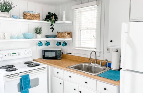 Ogunquit Cottage | Cottage Getaway - Walk to Beach & Downtown Sleep 7