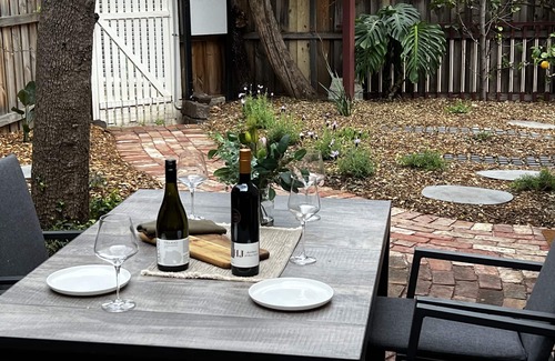 Ascot Vale Cottage | Cottage haven close to Ascot Vale cafes, restaurants, racecourse and showgrounds