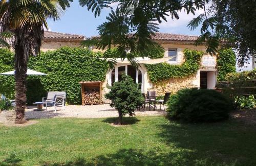 Monprimblanc Maison | Cottage in Aquitaine with Bubble Bath