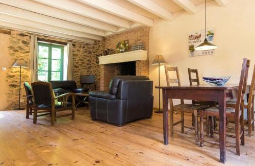 Chalais Maison | Cottage in Chaleix near Forest and Lake