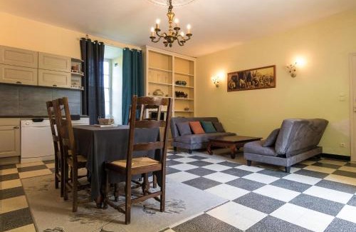 Chalais Maison | Cottage in Chaleix near Forest & Lake