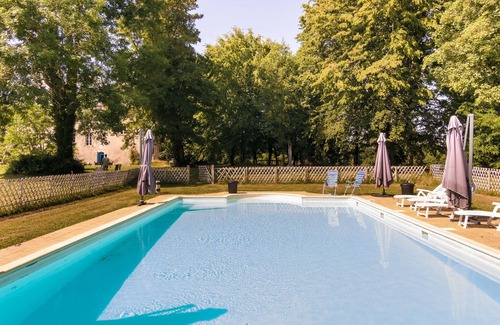 Chalais Cottage | Chalet moderne à Chaleix avec piscine