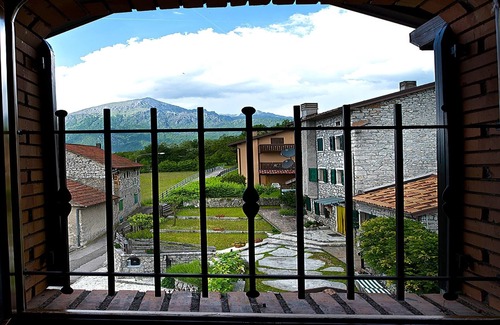 Ponte nelle Alpi Cottage | Chalet en Italie avec cheminée alpine