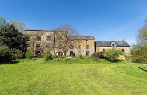 Joue-sur-Erdre Maison | Grand gîte "L'Erdre au Moulin" avec terrasses privées, grand espace de jardin et Wi-Fi.