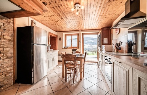 Taninges Cottage | La maison "La Ferme De La Plaigne" avec vue sur les montagnes, terrasse privée et Wi-Fi