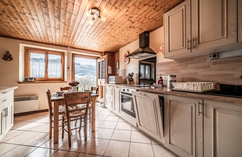 Taninges Cottage | La maison "La Ferme De La Plaigne" avec vue sur les montagnes, terrasse privée et Wi-Fi