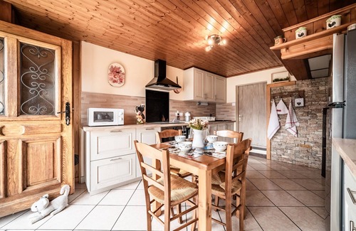 Taninges Cottage | La maison "La Ferme De La Plaigne" avec vue sur les montagnes, terrasse privée et Wi-Fi
