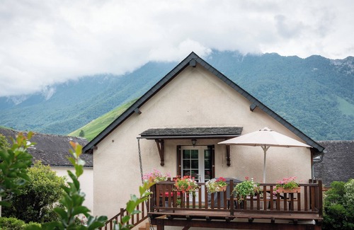 Accous Cottage | Cottage 'La Grange Accous' with Mountain View, Wi-Fi and Air Conditioning
