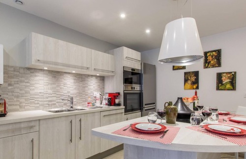 Thones Maison | Grande maison de charme avec vue sur les montagnes, terrasse privée et Wi-Fi