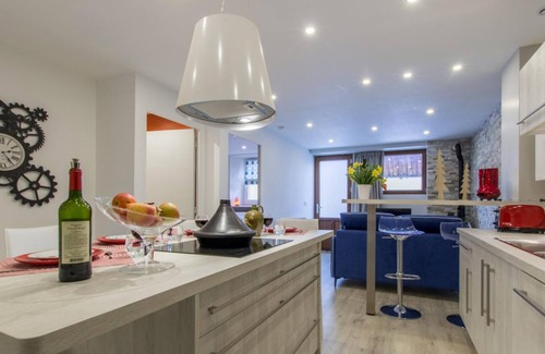 Thones Maison | Grande maison de charme avec vue sur les montagnes, terrasse privée et Wi-Fi