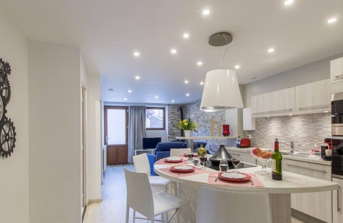 Thones Maison | Grande maison de charme avec vue sur les montagnes, terrasse privée et Wi-Fi