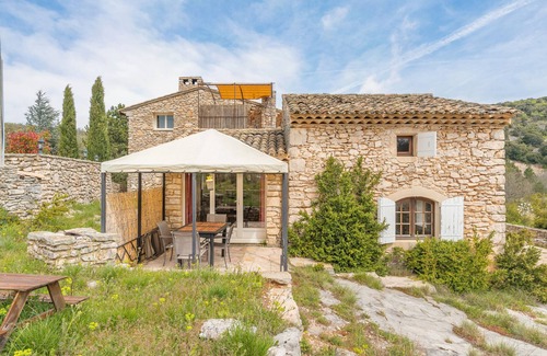 Simiane-la-Rotonde Maison | Petite maison 'Les Buisses - Petit Gite' avec terrasse privée, jardin partagé et Wi-Fi