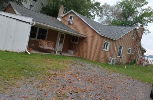 Town of Varick Cottage | Restez sur l'eau sur une péniche de luxe!