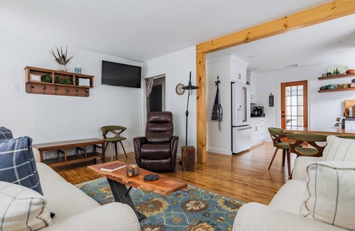 Pine Grove Maison | Cottage on Sweet Arrow Lake