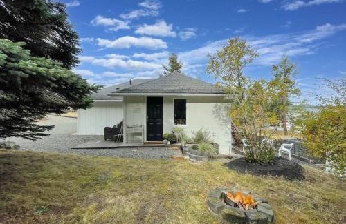 Sequim Maison | Cottage on the Bay- Hot Tub, Beach, Dock, Kayaks