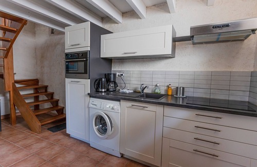 Theix-Noyalo Cottage | Cottage 'Petit Gite Confortable Dans Village' with Private Terrace, Shared Garden and Wi-Fi
