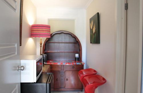 Malmsbury Maison | Cottage room with ensuite and kitchenette