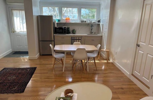 Concord Appartement | Cottage Suite "B" - Walk to Shops, Train, History