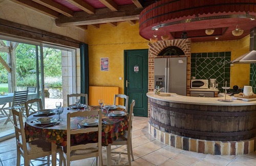 Charras Cottage | Gîte avec Piscine Chauffée, Jacuzzi et Jardin Privé